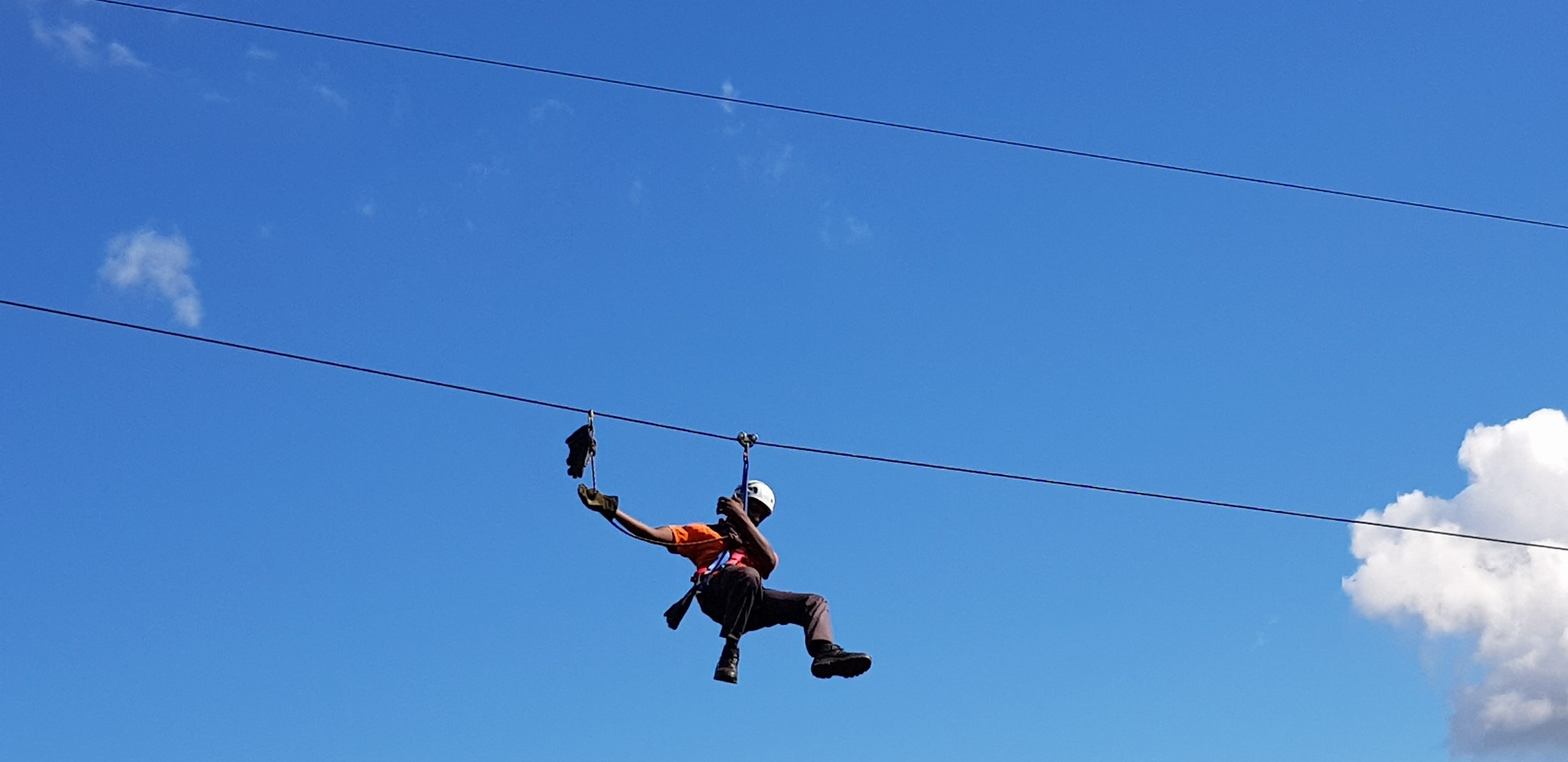 Jízda na zipline u Sudwaly na pozadí jasně modré oblohy