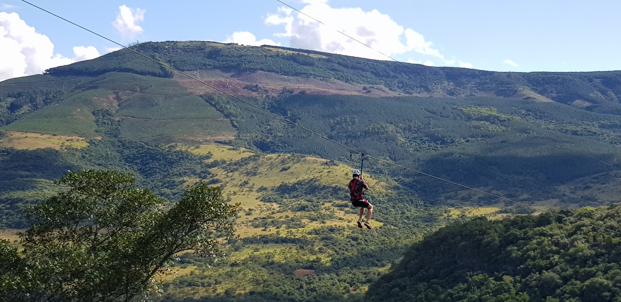 Jízda na zipline nad zeleným údolím v okolí jeskyní Sudwala