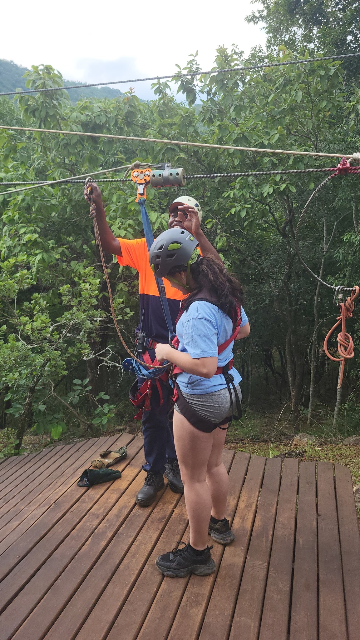 Instruktor připravuje účastníka a kontroluje zavěšení před jízdou na zipline u Sudwaly