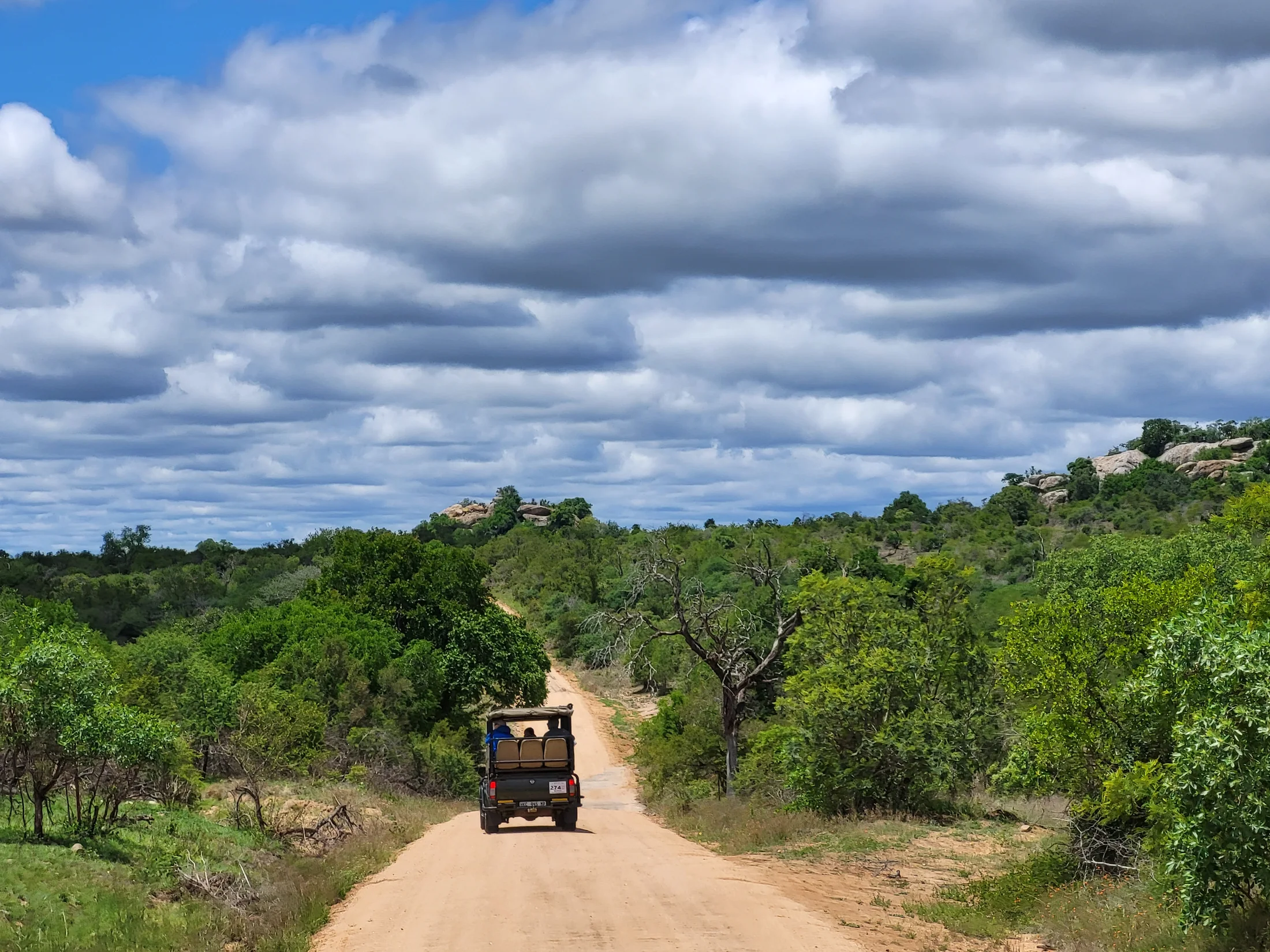 Safari vůz na cestě jihoafrickou krajinou